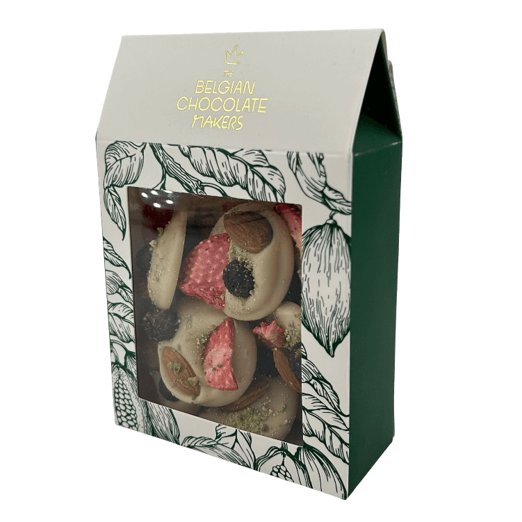 Weiße Schokoladenmendiants mit Pistazien-, Mandel-, Erdbeer- und schwarzen Johannisbeerstückchen