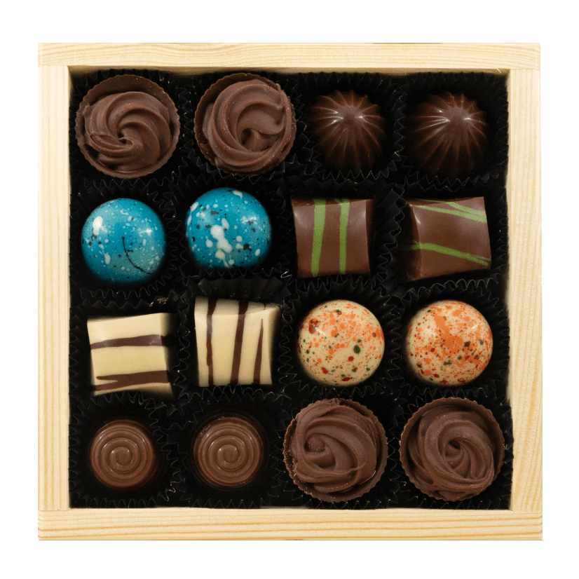 Wooden gift box with 16 pralines 5407008476830 The Belgian Chocolate Makers