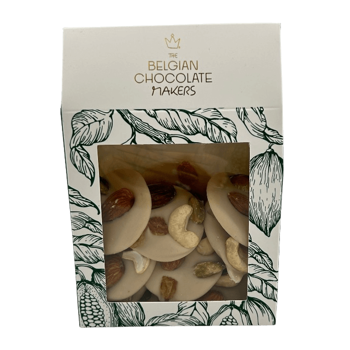 Weiße Schokoladenmendiants mit Pistazien-, Mandel-, Rosinen- und Cashew-Stückchen