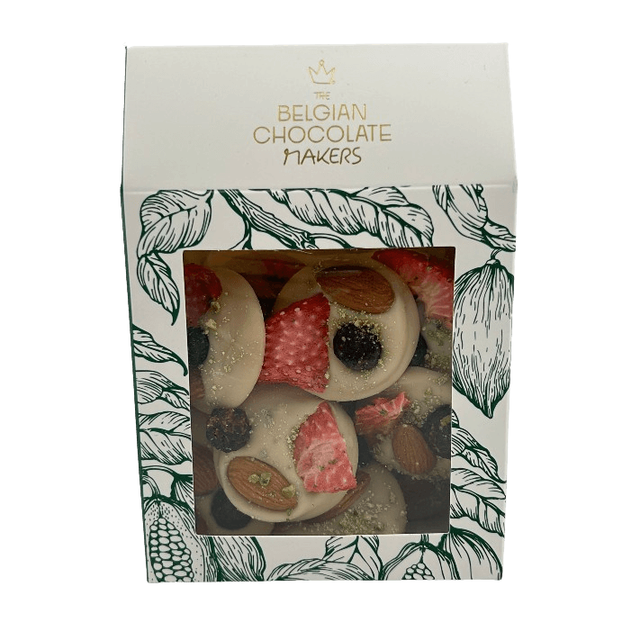 Weiße Schokoladenmendiants mit Pistazien-, Mandel-, Erdbeer- und schwarzen Johannisbeerstückchen