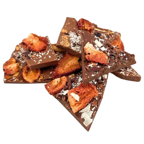 Vollmilchschokoladenbruch mit Kokosnuss, Erdbeere und Kakaonibs