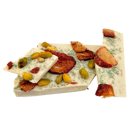 Riegel aus weißer Schokolade mit Erdbeeren und Pistazien