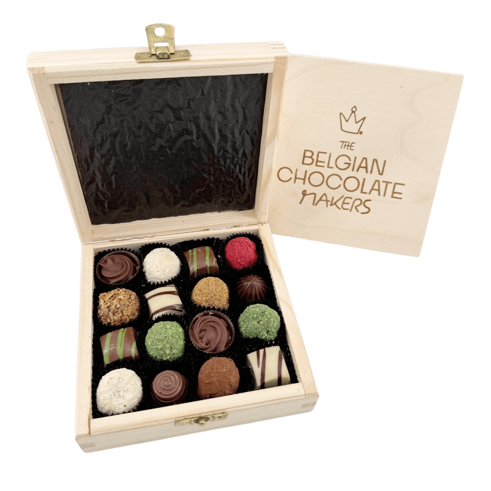 Geschenkbox aus Holz mit 16 Pralinen und Trüffeln